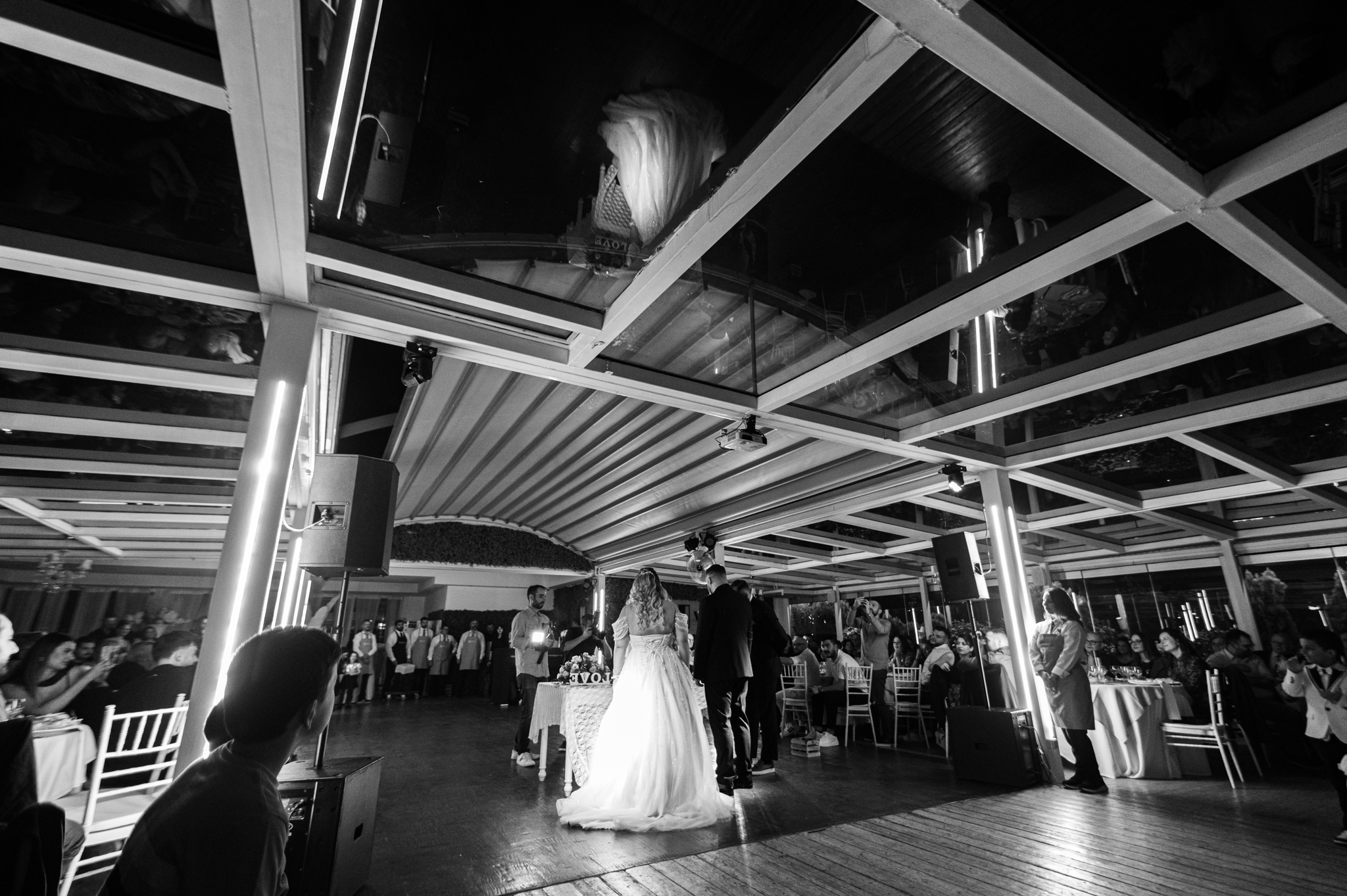 Η ανοιγόμενη οροφή του Roof Garden με το ζευγάρι