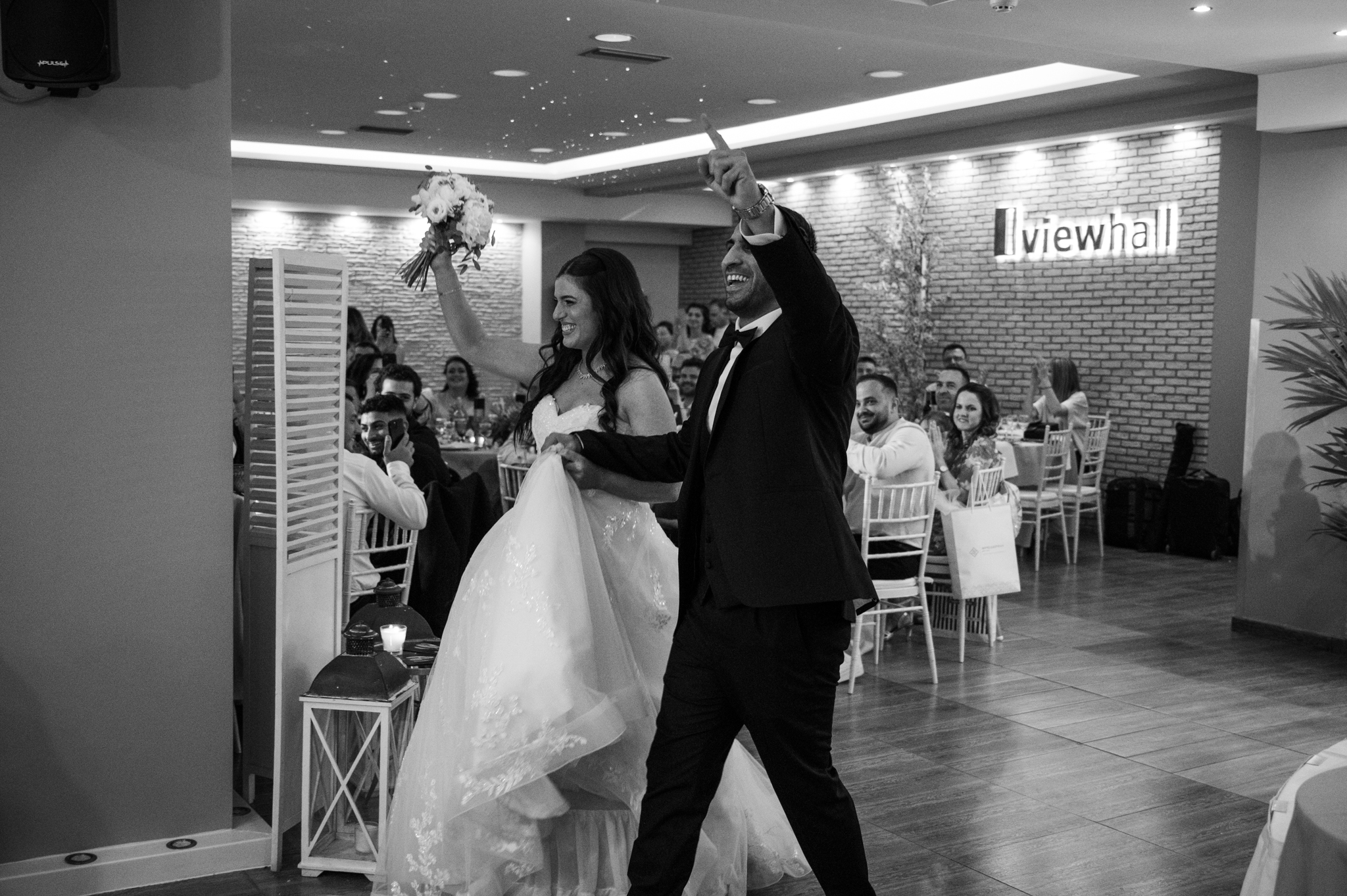 Νύφη και γαμπρός μπαίνουν πανηγυρικά στην αίθουσα Αέρινο του ViewHall
