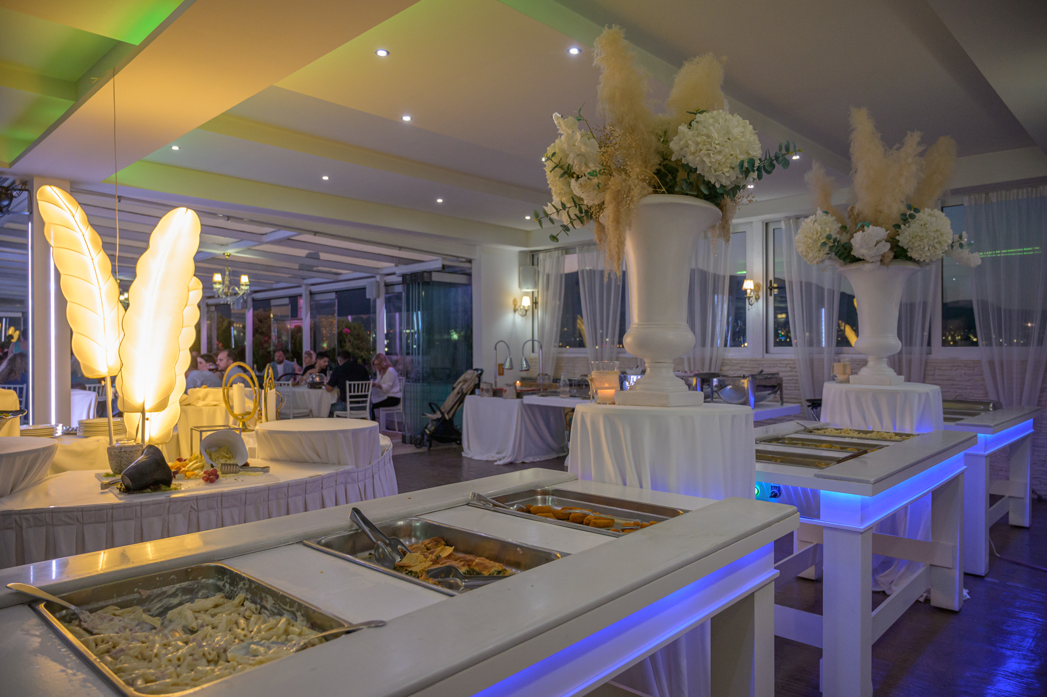 Μπουφές catering με θέα την πόλη το βράδυ στο Roof Garden