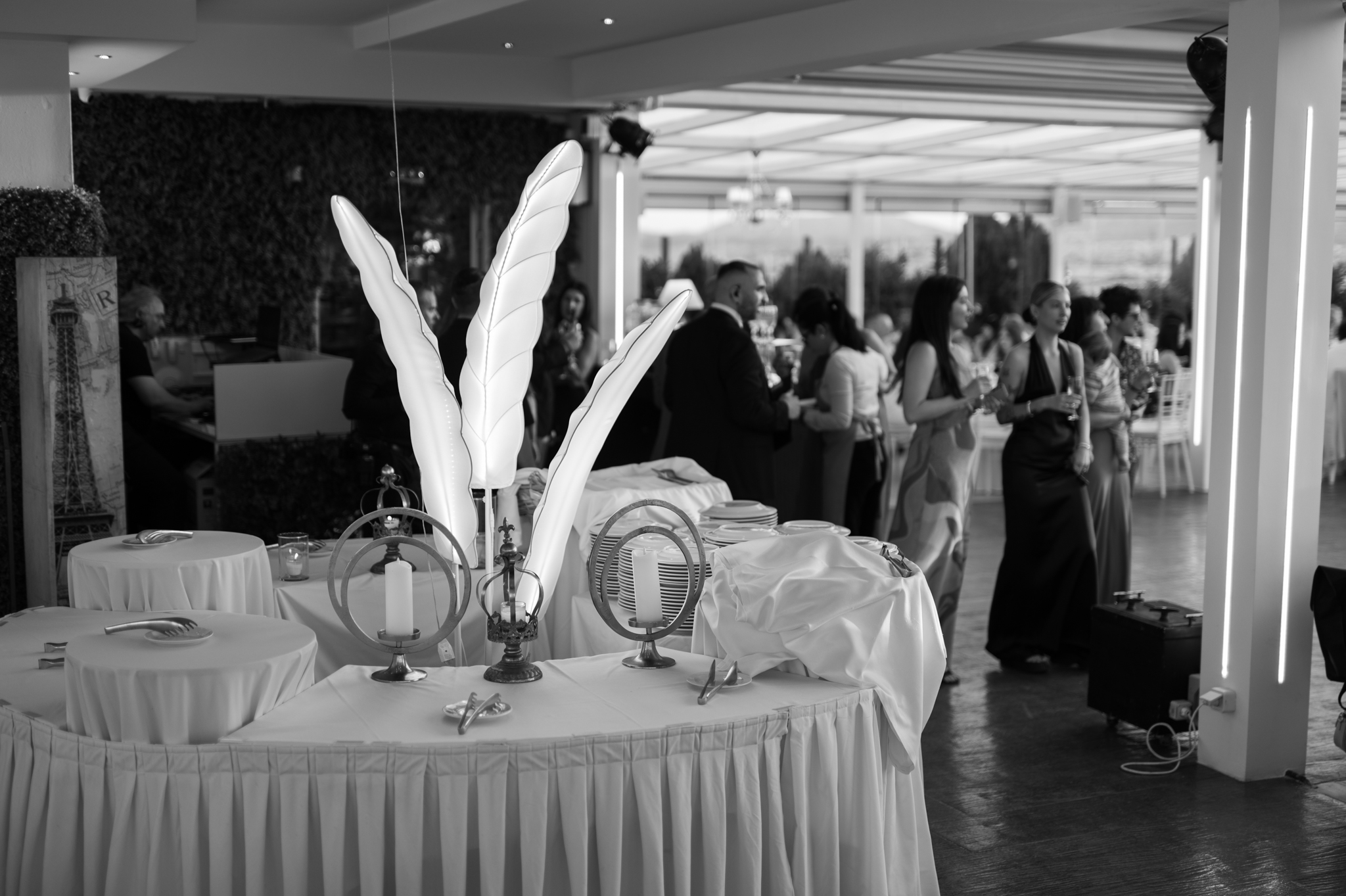 Τραπέζι επιδορπίων με φτερά διακόσμησης στο Roof Garden