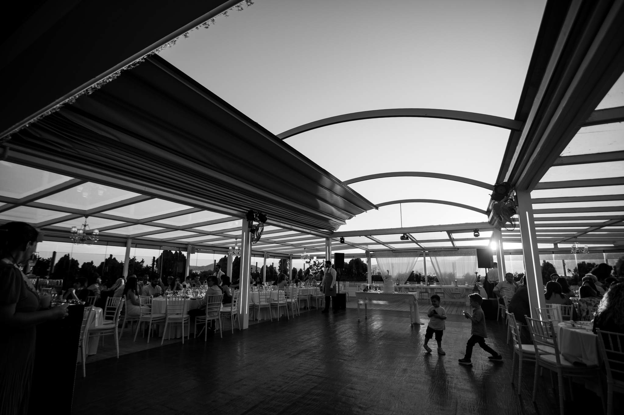 Παιδιά παίζουν στην ανοιχτή βεράντα του Roof Garden το ηλιοβασίλεμα