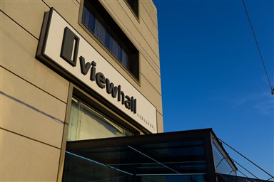Η επιγραφή ViewHall στην πρόσοψη του κτιρίου υπό καθαρό ουρανό
