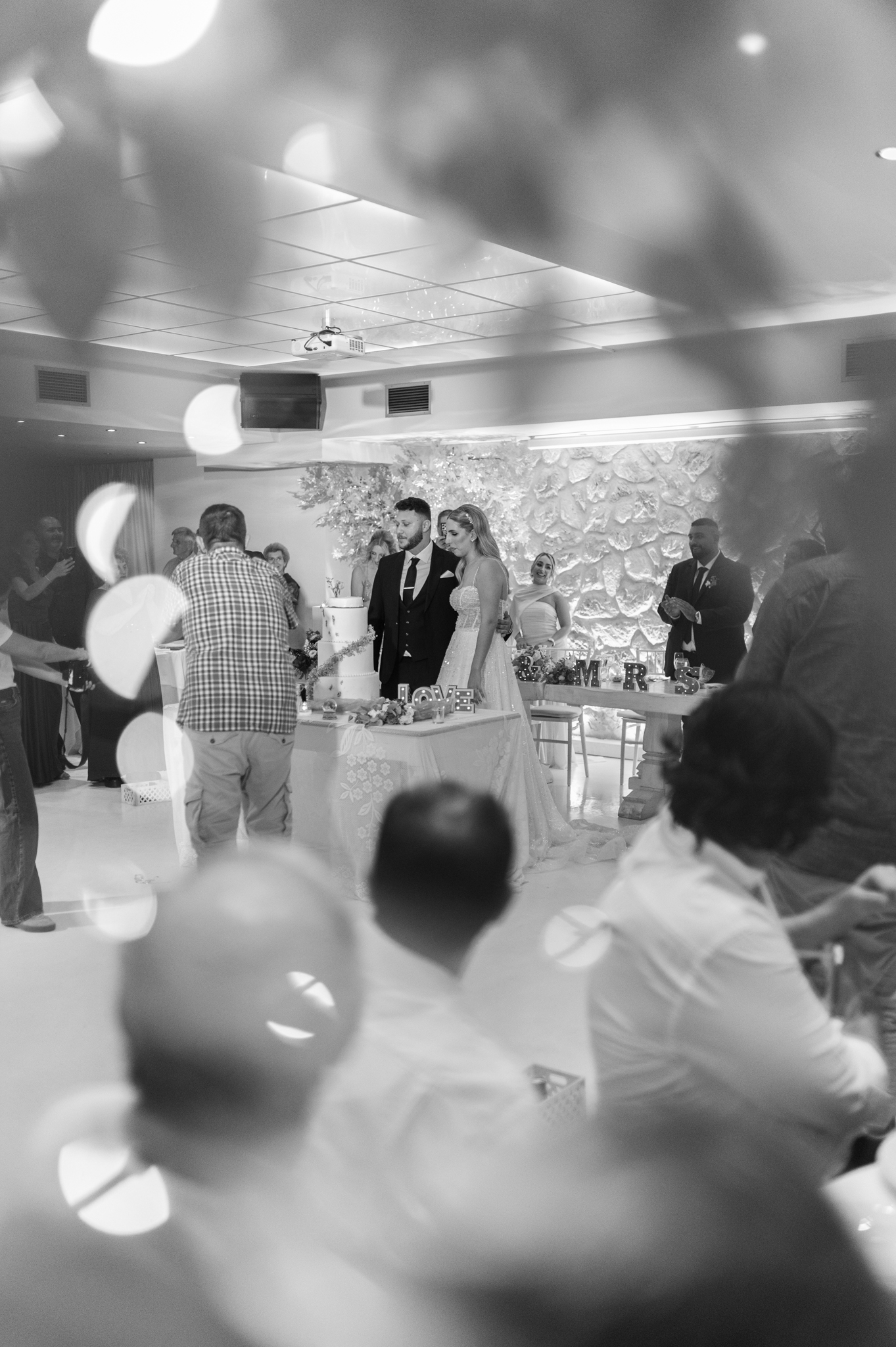 Πρώτος χορός με τεχνητή ομίχλη και πίδακες σπινθήρων στην αίθουσα Υάκινθος