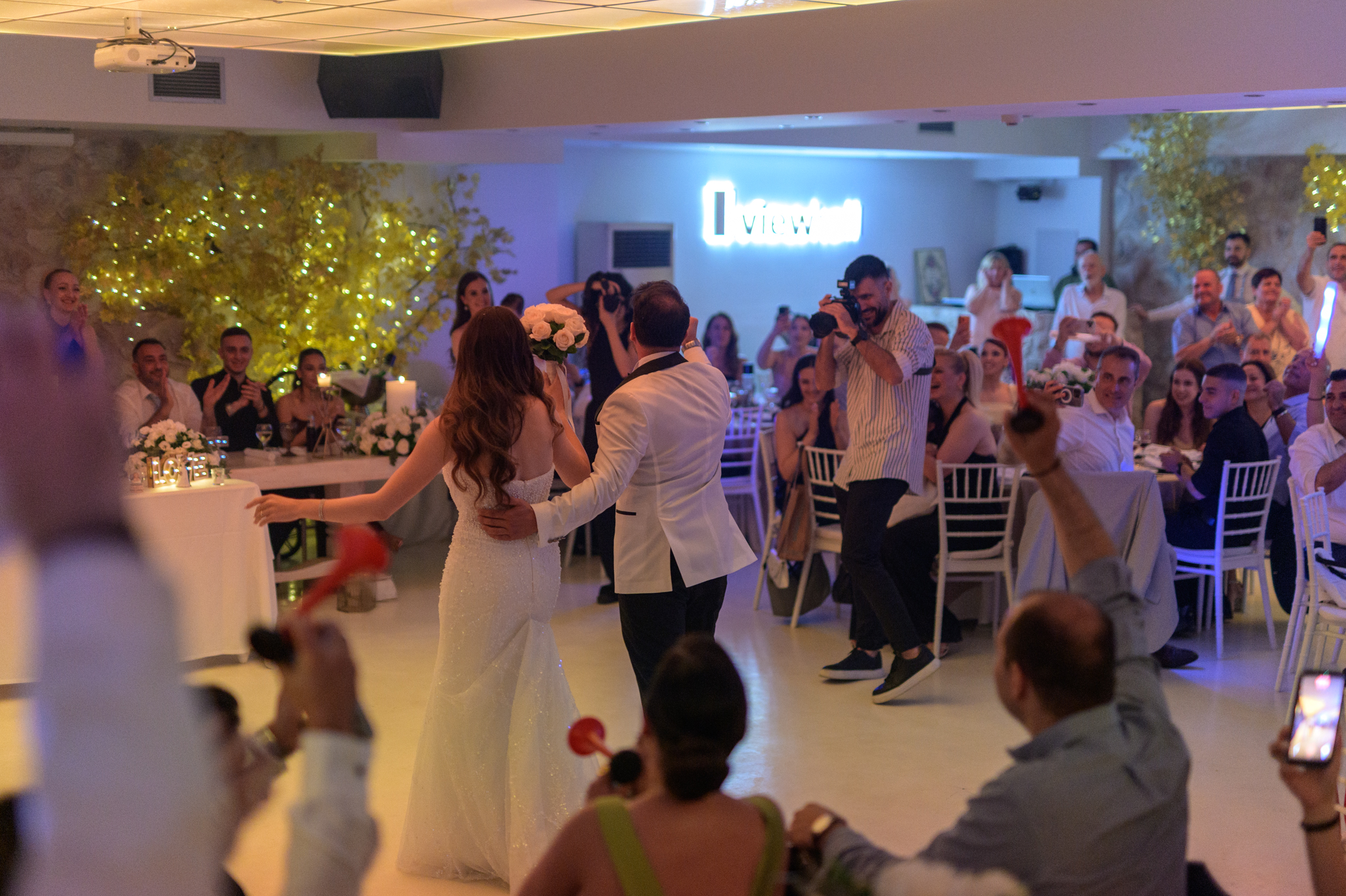 Ζευγάρι χορεύει μπροστά από την επιγραφή viewhall στην αίθουσα Υάκινθος